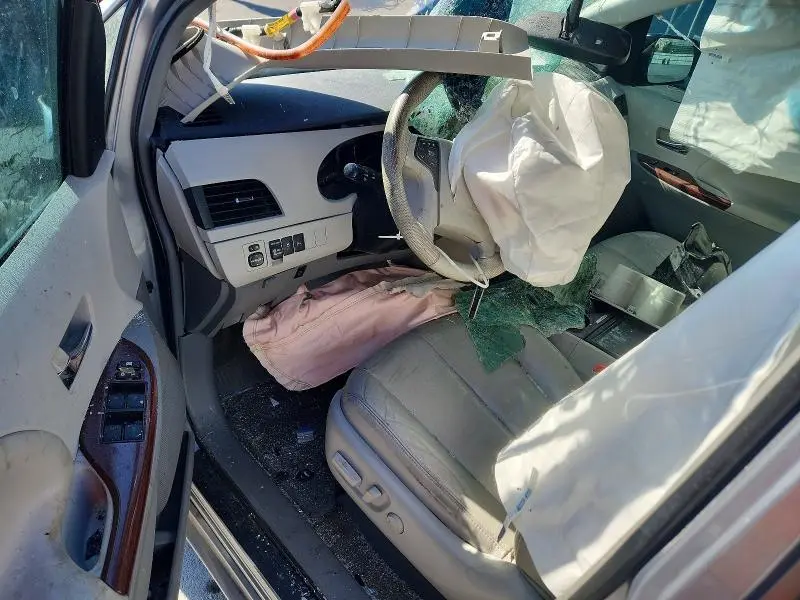 2013 TOYOTA SIENNA XLE 8-PASSENGER  