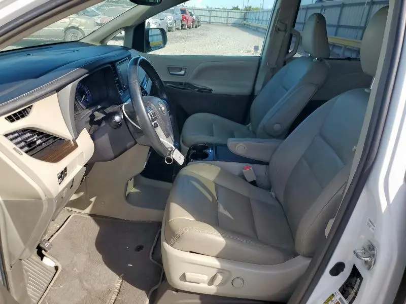 2019 TOYOTA SIENNA XLE  