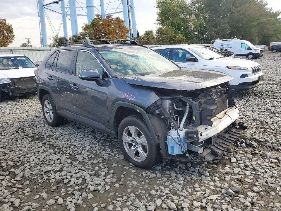 2021 TOYOTA RAV4 XLE  