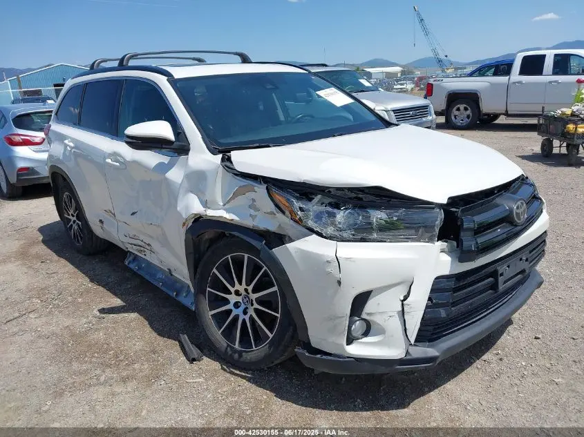 2017 TOYOTA HIGHLANDER SE