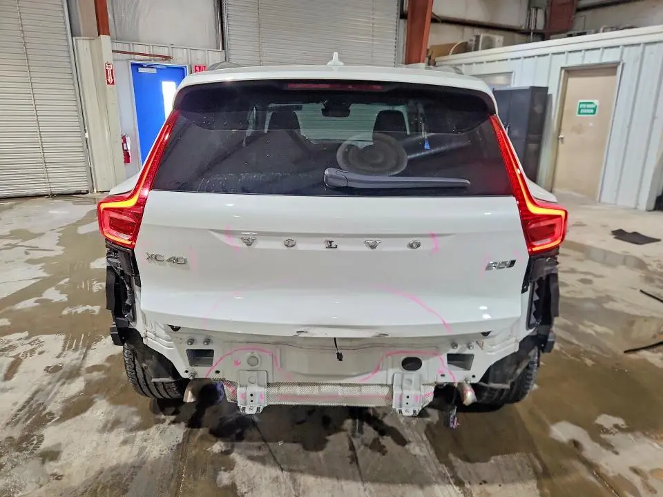2025 VOLVO XC40 CORE  