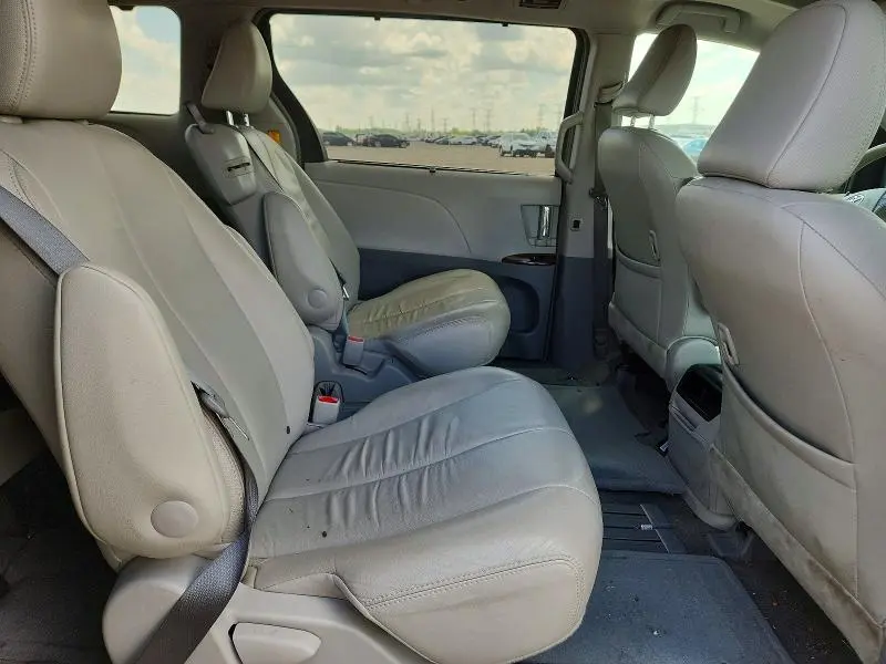 2013 TOYOTA SIENNA XLE 8-PASSENGER  