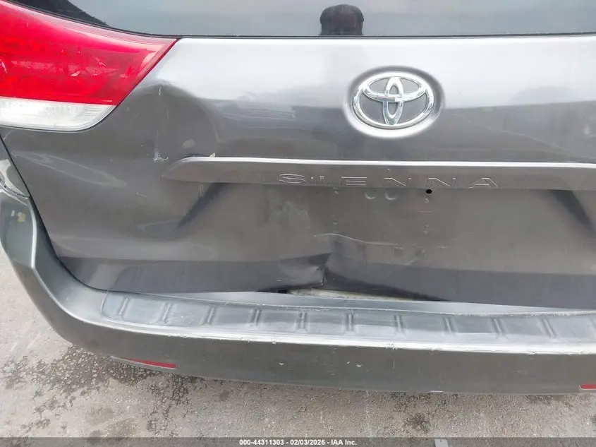 2013 TOYOTA SIENNA XLE V6 8 PASSENGER