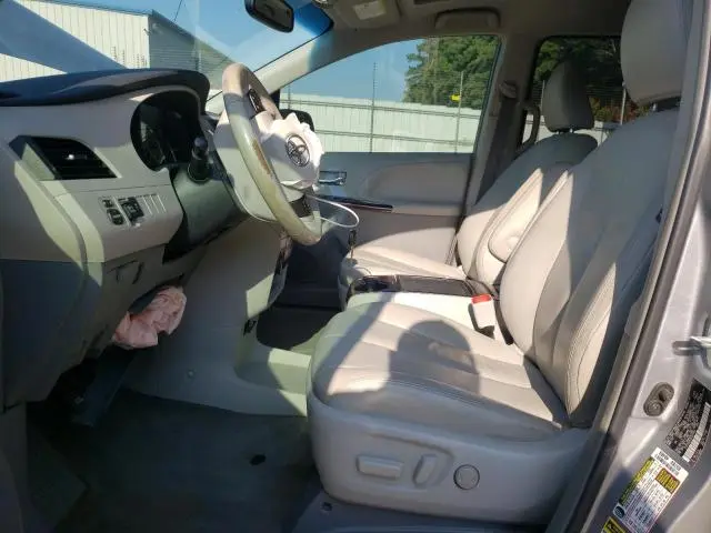 2013 TOYOTA SIENNA XLE  