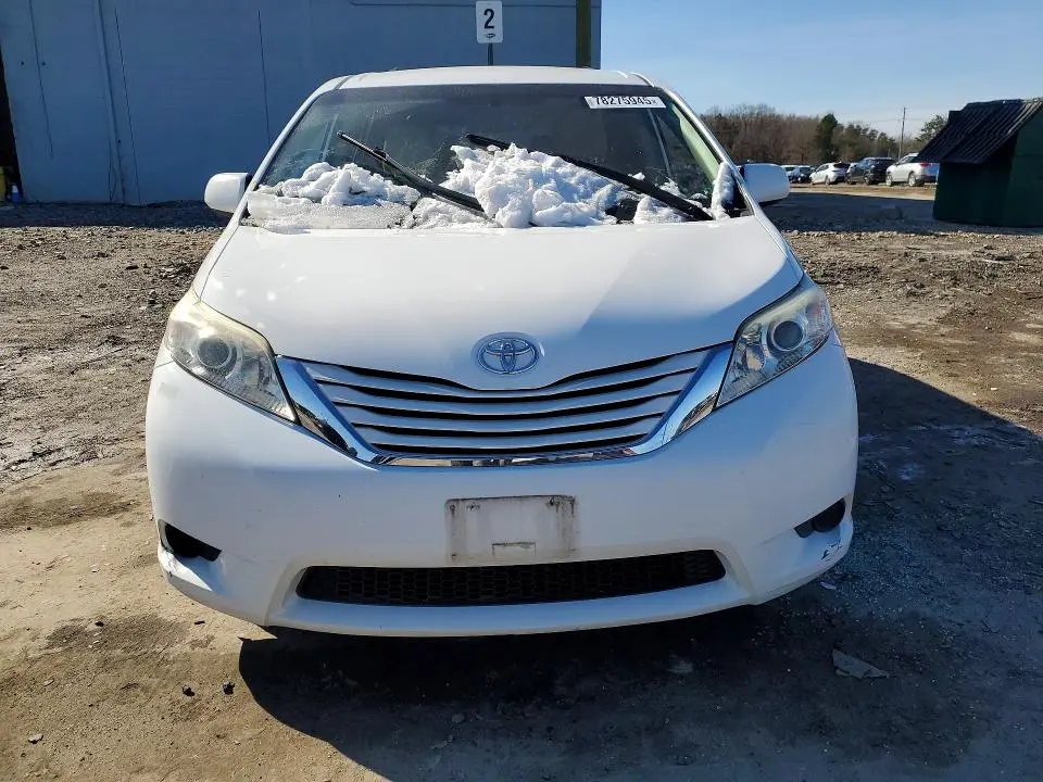 2017 TOYOTA SIENNA LE  