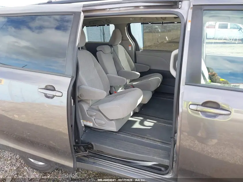 2019 TOYOTA SIENNA LE 8 PASSENGER