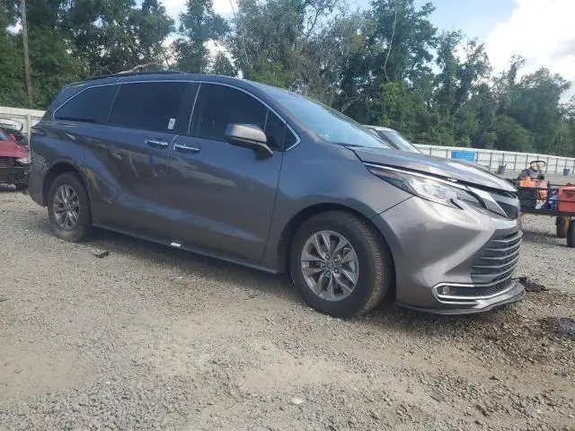2023 TOYOTA SIENNA XLE  