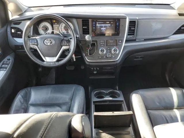 2017 TOYOTA SIENNA SE  