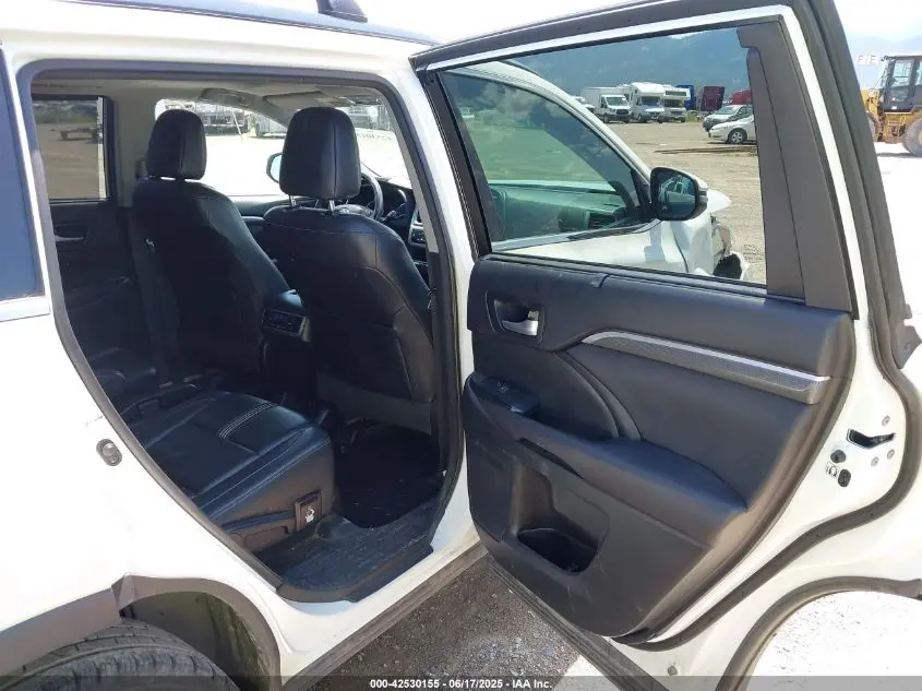 2017 TOYOTA HIGHLANDER SE