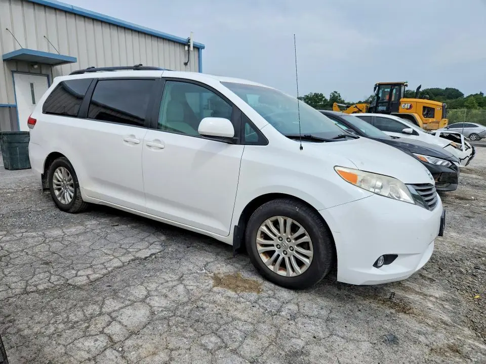 2014 TOYOTA SIENNA XLE 8-PASSENGER  