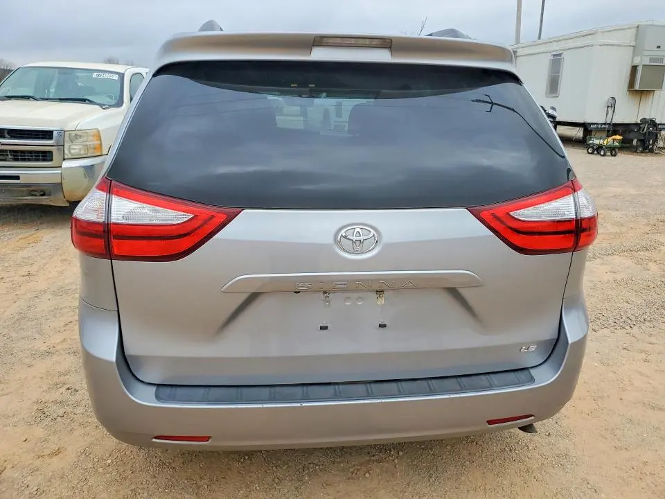 2016 TOYOTA SIENNA LE  