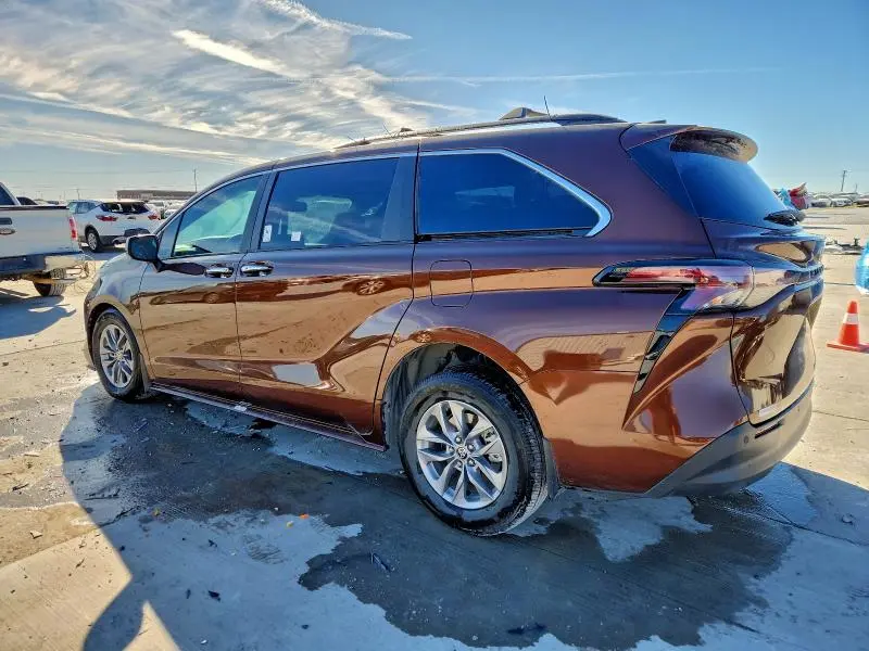 2024 TOYOTA SIENNA XLE  