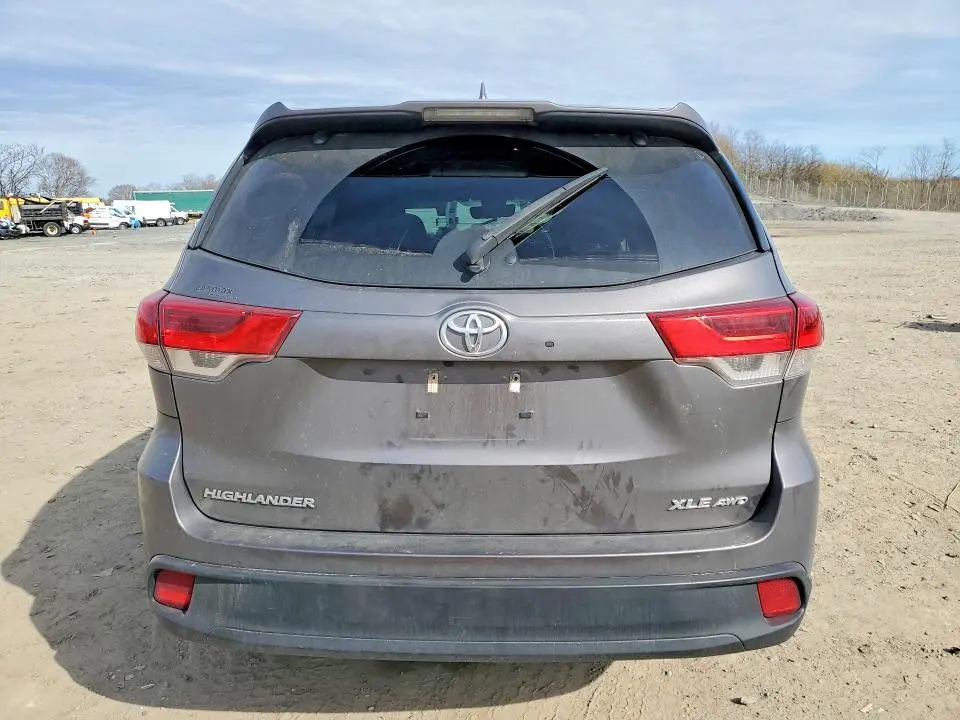 2019 TOYOTA HIGHLANDER XLE  
