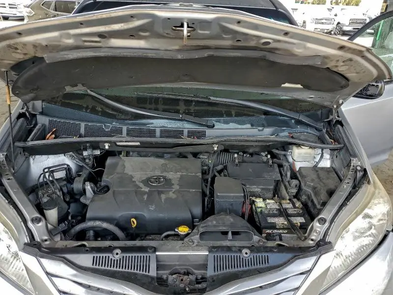 2014 TOYOTA SIENNA LE  