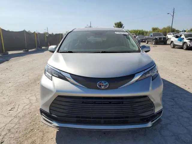 2021 TOYOTA SIENNA LE  