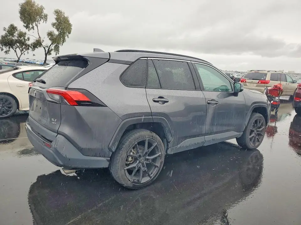 2021 TOYOTA RAV4 XLE  