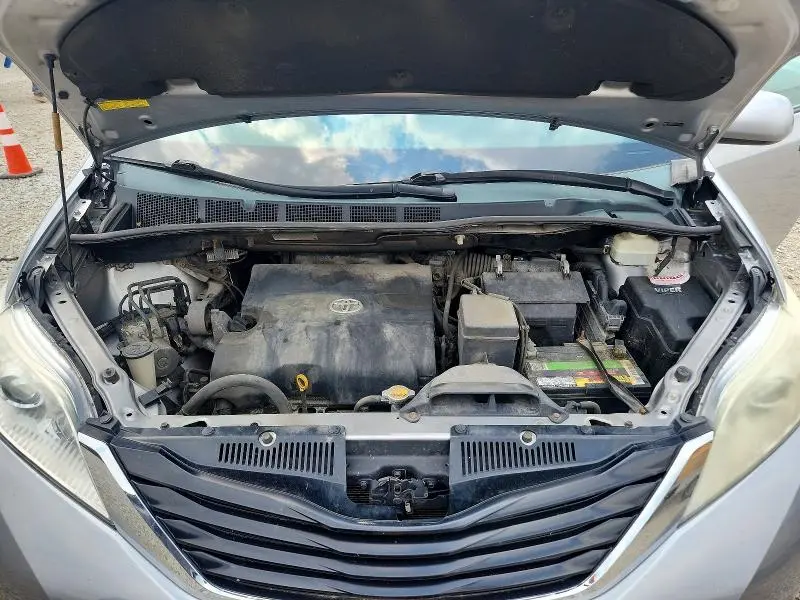 2012 TOYOTA SIENNA LE  