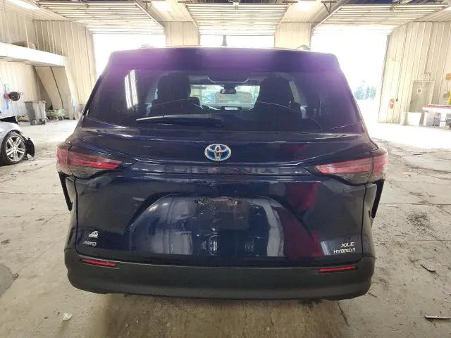 2021 TOYOTA SIENNA XLE  