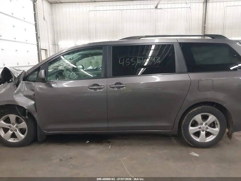 2011 TOYOTA SIENNA LE V6