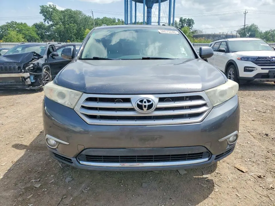 2011 TOYOTA HIGHLANDER SE  