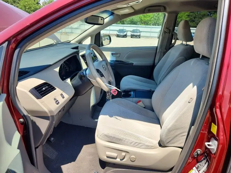 2011 TOYOTA SIENNA LE  