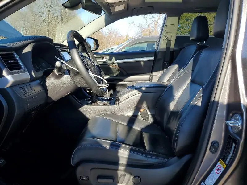 2019 TOYOTA HIGHLANDER SE  