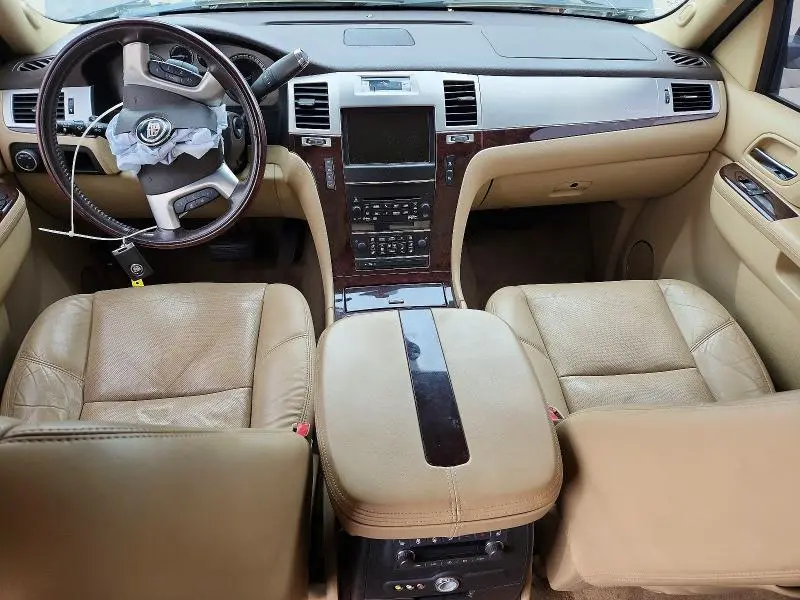 2011 CADILLAC ESCALADE LUXURY  