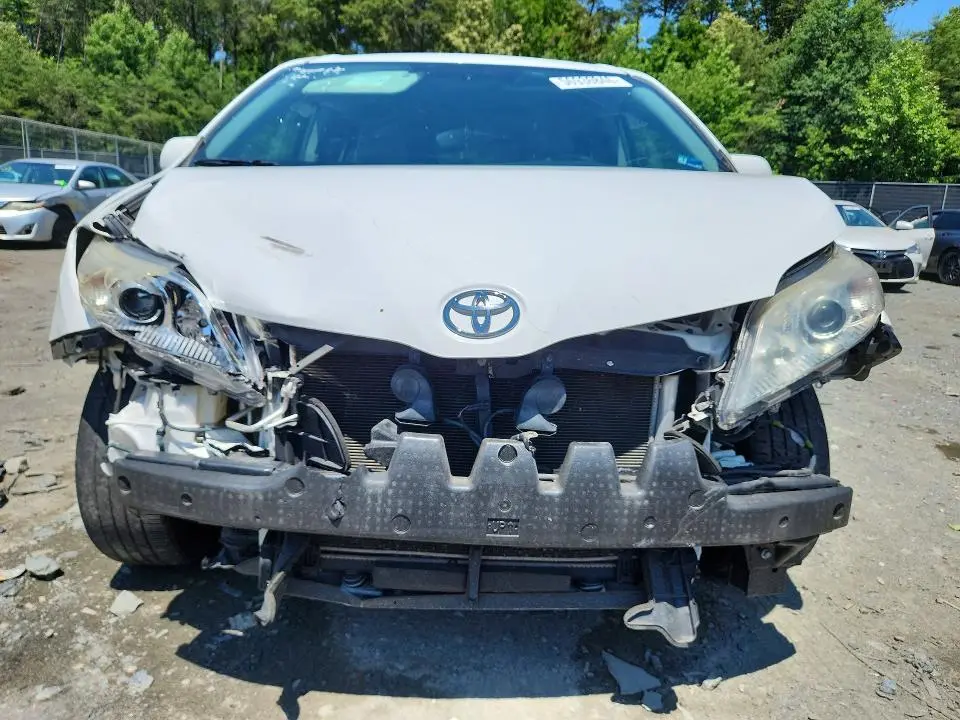 2017 TOYOTA SIENNA LE  