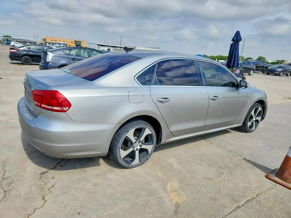 2013 VOLKSWAGEN PASSAT SE  