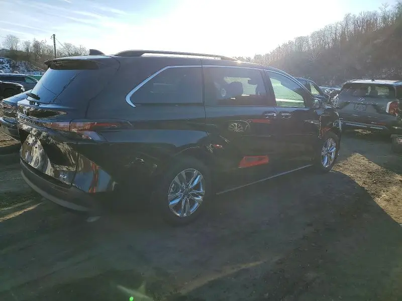 2025 TOYOTA SIENNA XLE  