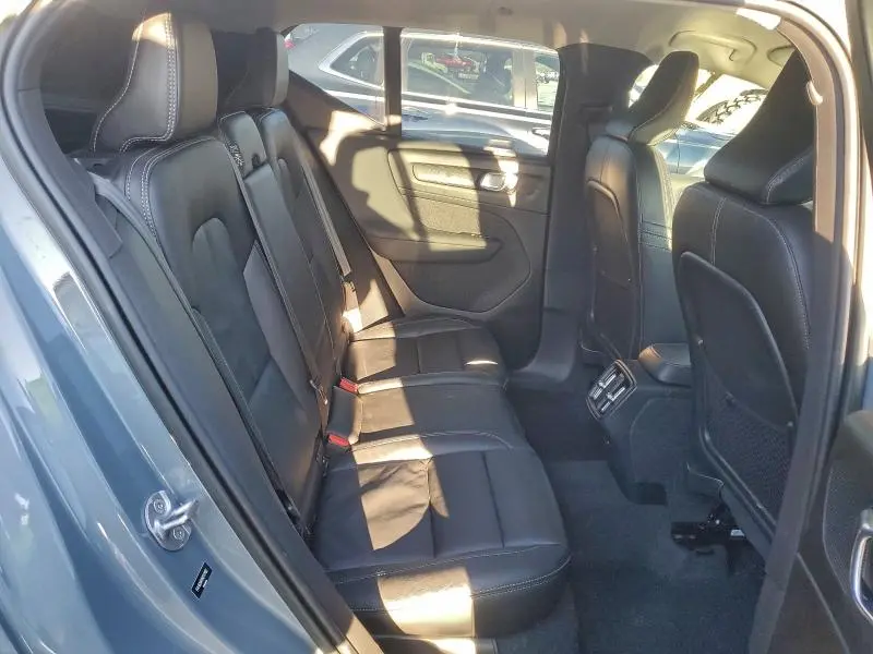 2022 VOLVO XC40 T5 MOMENTUM  