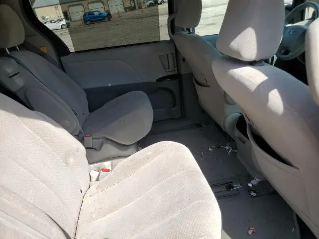 2013 TOYOTA SIENNA LE  