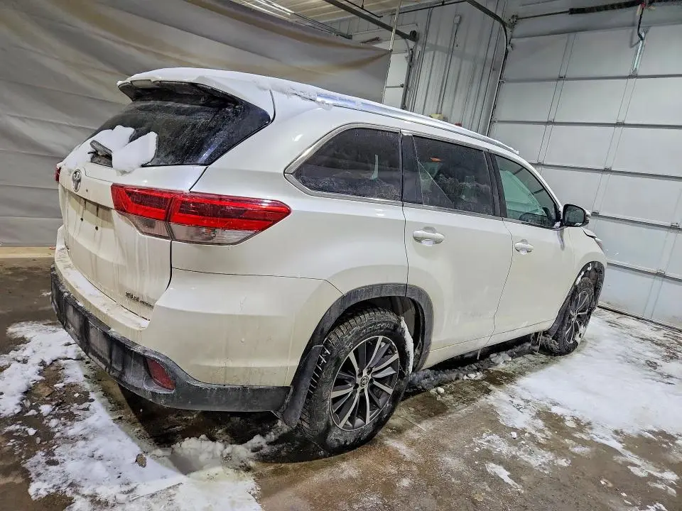 2018 TOYOTA HIGHLANDER SE  