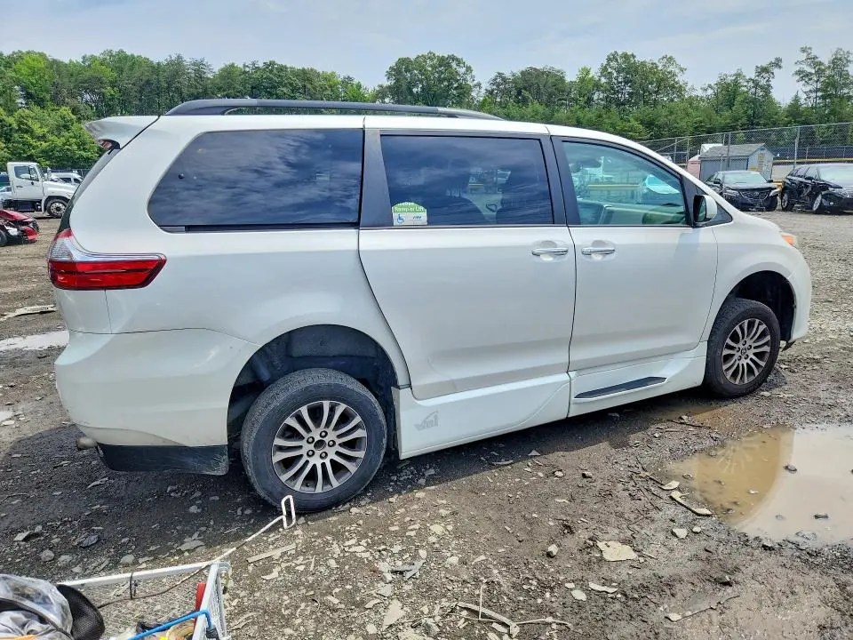 2020 TOYOTA SIENNA XLE 8-PASSENGER  