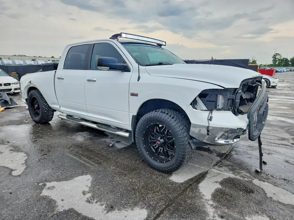 2016 RAM 1500 SLT  