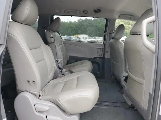2017 TOYOTA SIENNA LE