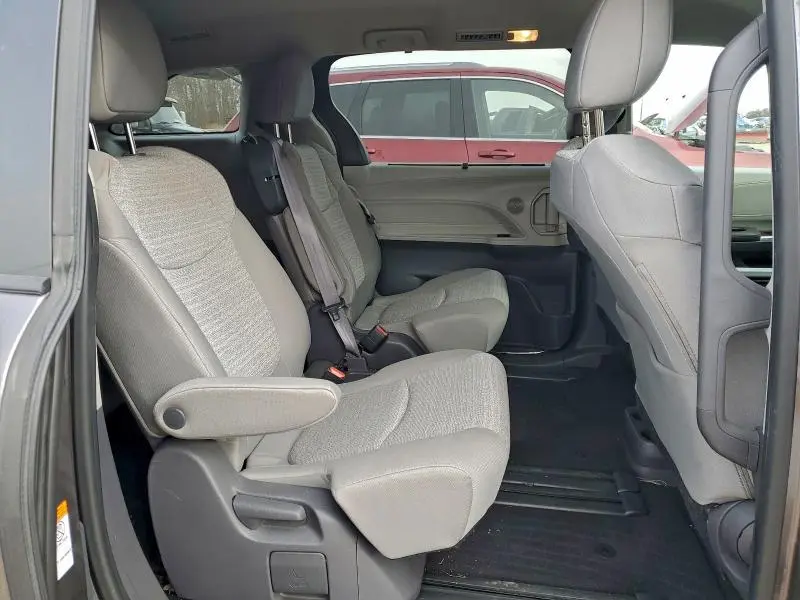 2021 TOYOTA SIENNA LE  