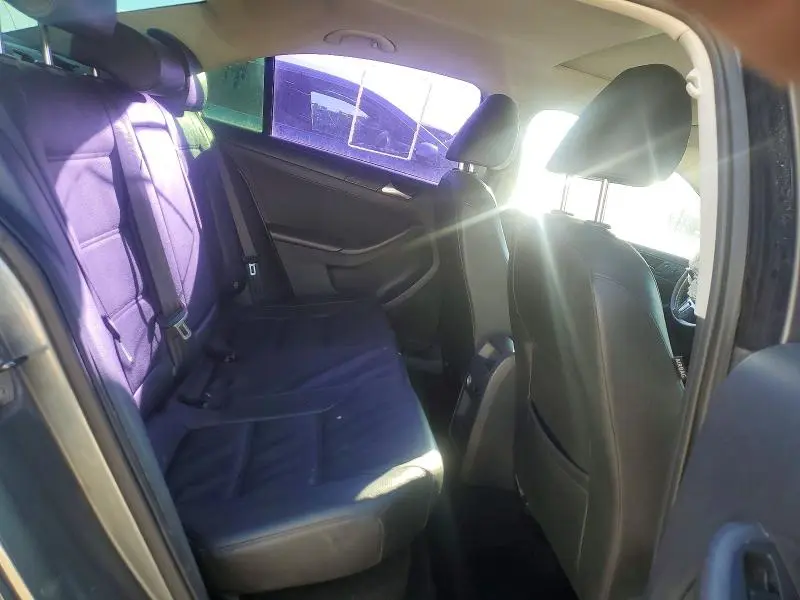 2011 VOLKSWAGEN JETTA SE  