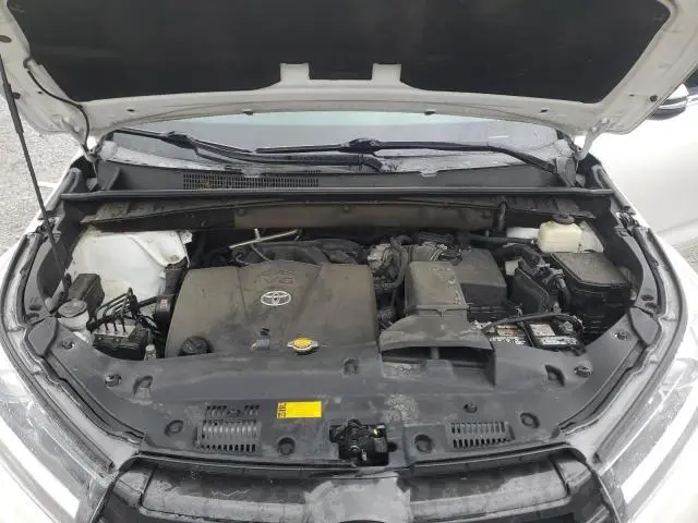 2017 TOYOTA HIGHLANDER SE  