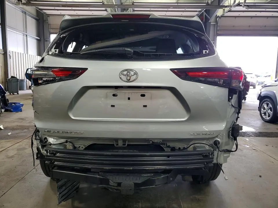 2024 TOYOTA HIGHLANDER XLE  