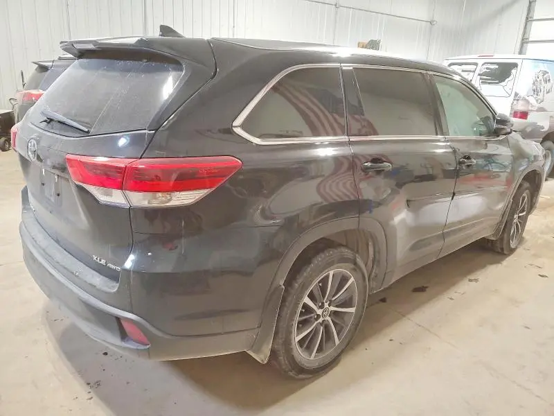 2019 TOYOTA HIGHLANDER SE  