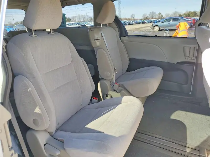 2017 TOYOTA SIENNA LE  