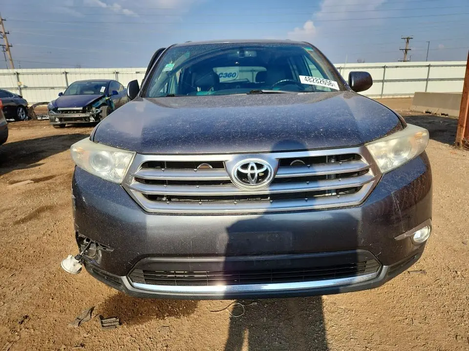 2013 TOYOTA HIGHLANDER SE  