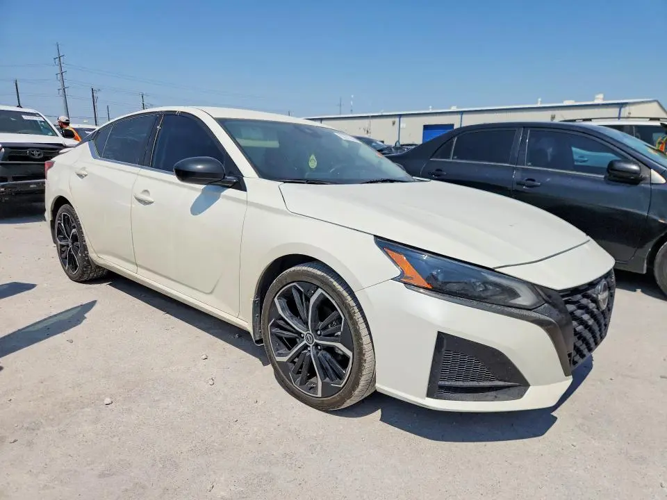 2023 NISSAN ALTIMA SR  