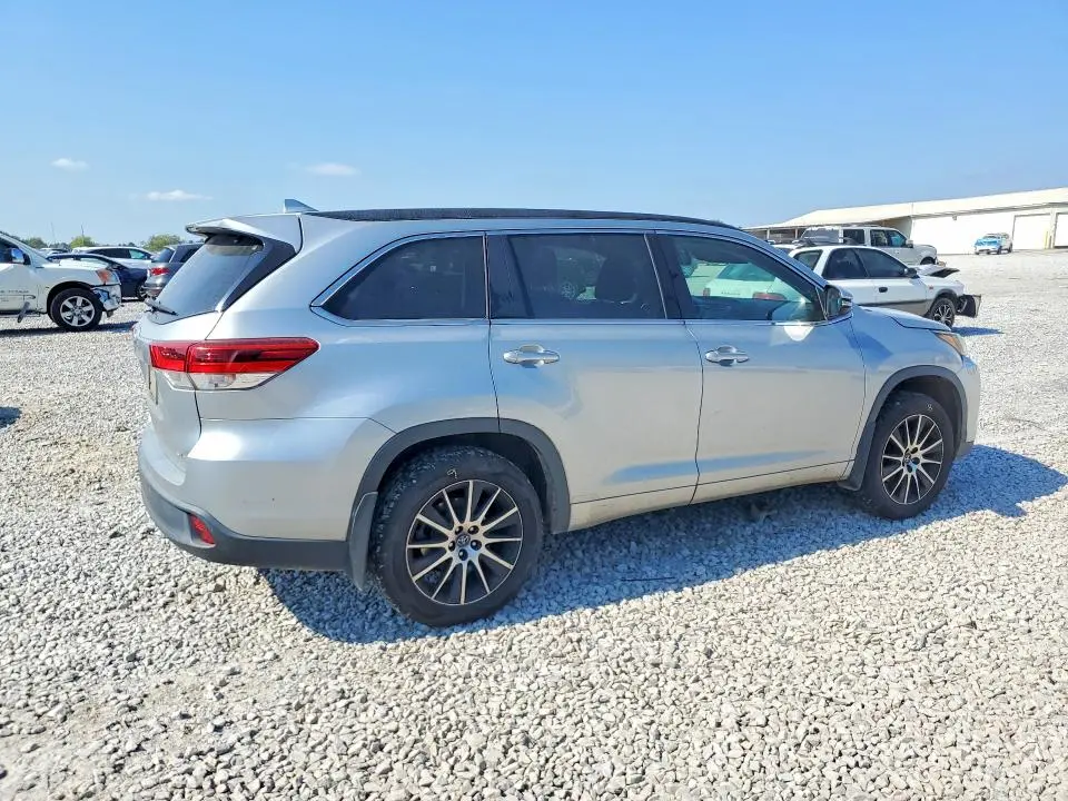 2017 TOYOTA HIGHLANDER SE  