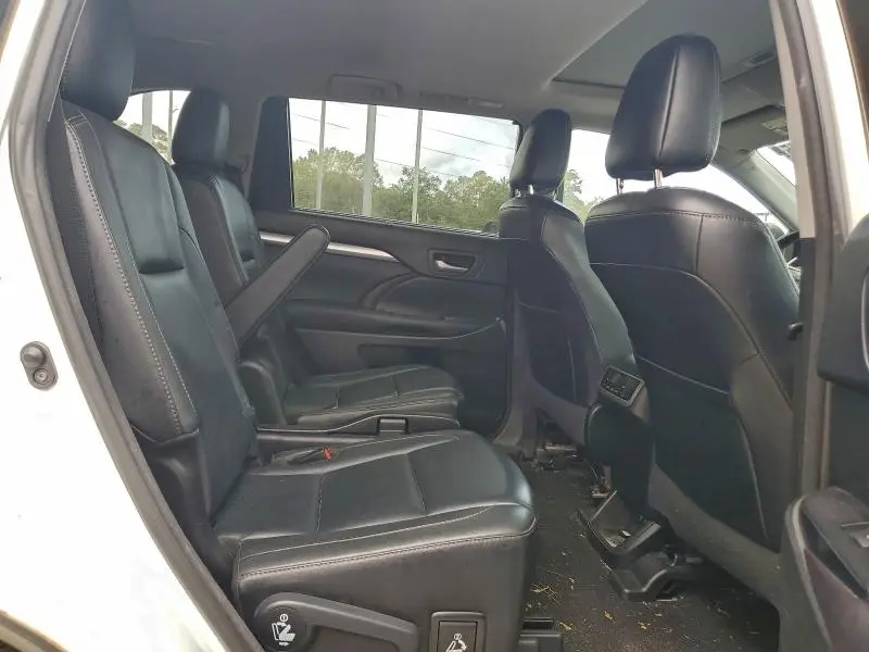 2017 TOYOTA HIGHLANDER SE  