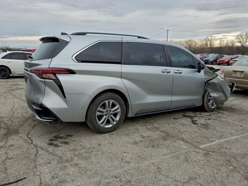 2022 TOYOTA SIENNA XSE  