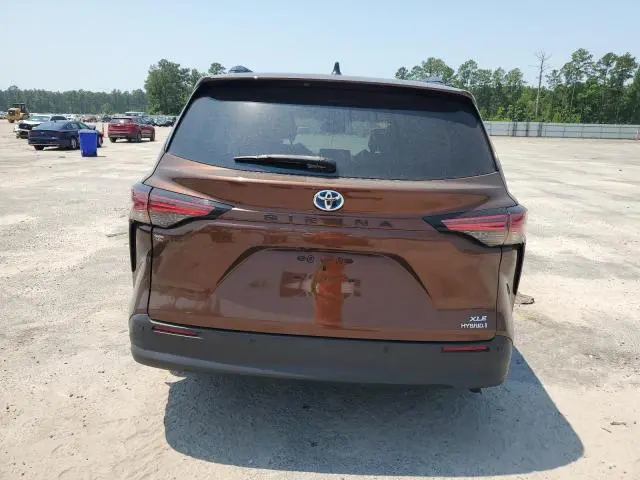 2021 TOYOTA SIENNA XLE  