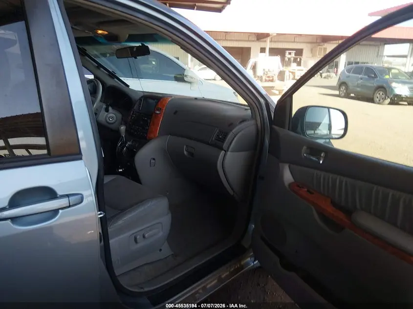 2010 TOYOTA SIENNA XLE