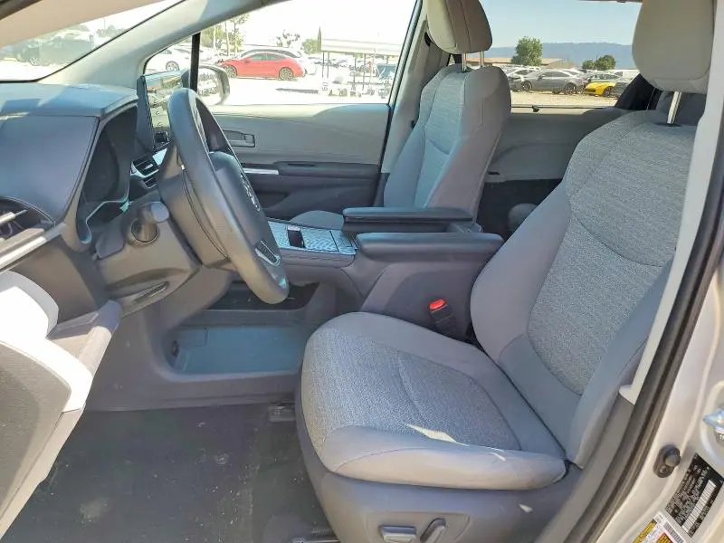 2021 TOYOTA SIENNA LE  